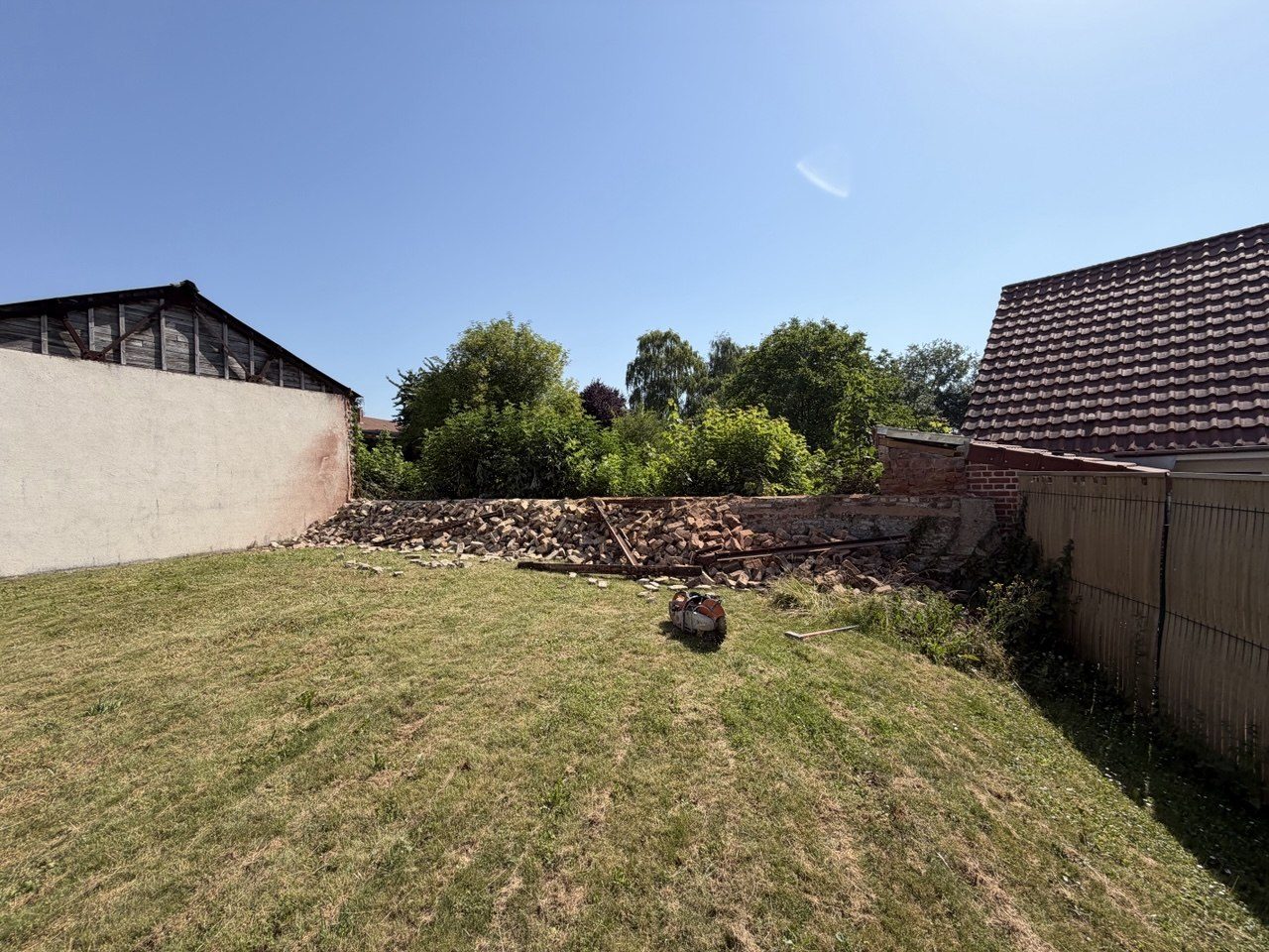 Mur démonté et gravats de brique à Athies – Hpaysage
