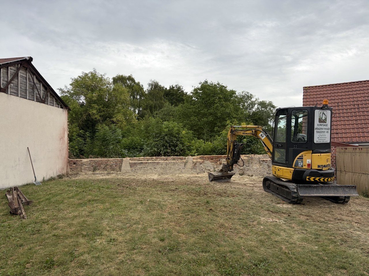 Mini-pelle Komatsu Hpaysage sur le chantier d'Athies