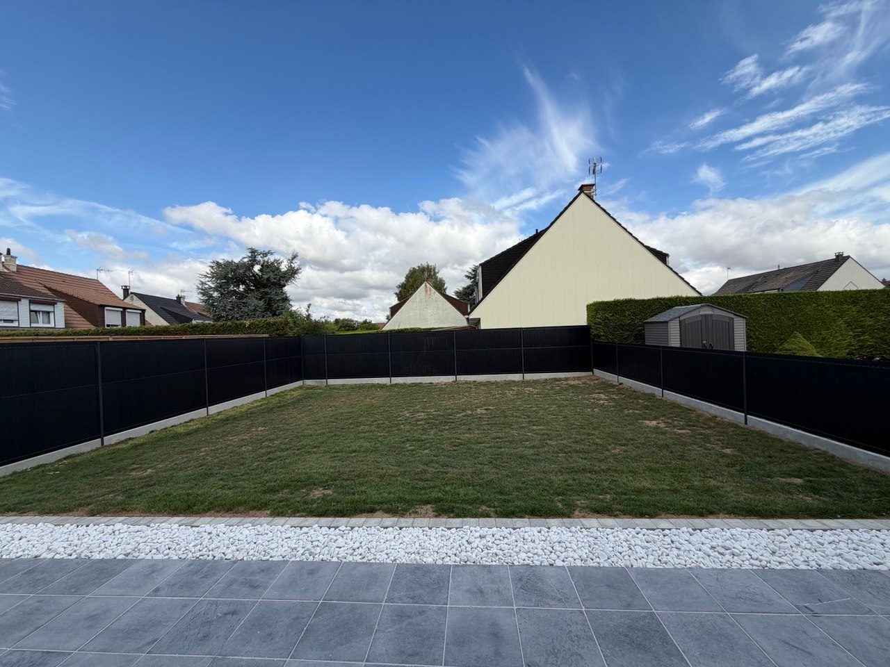 Chantier à Achicourt – Clôture rigide et terrasse pierre bleue – Hpaysage