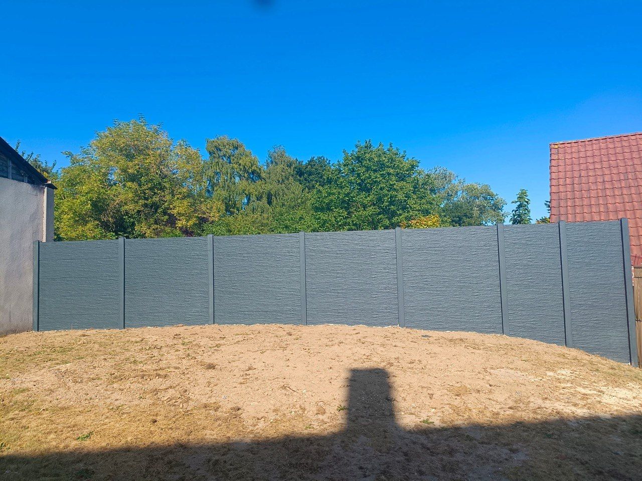 Clôture poteaux et plaques béton gris anthracite – Hpaysage