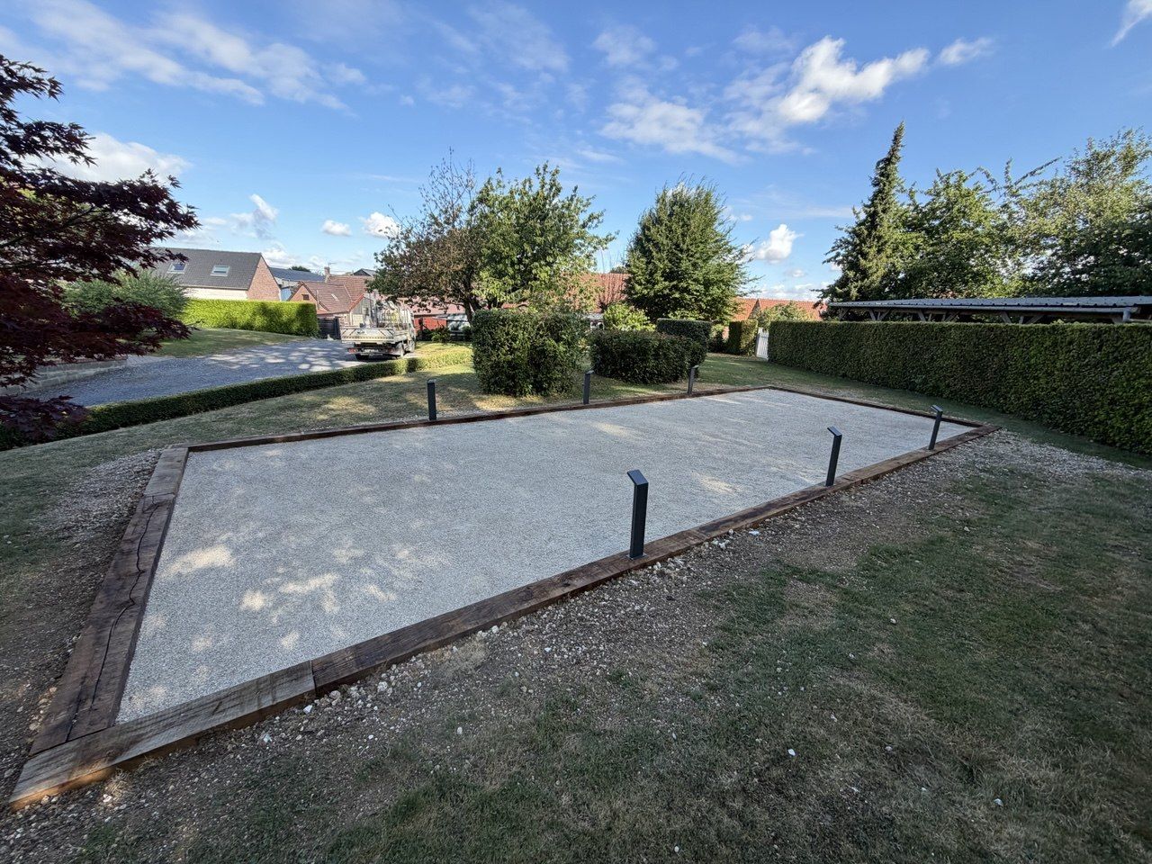 Terrain de pétanque avec bordures traverses et éclairage à Monchiet – Hpaysage