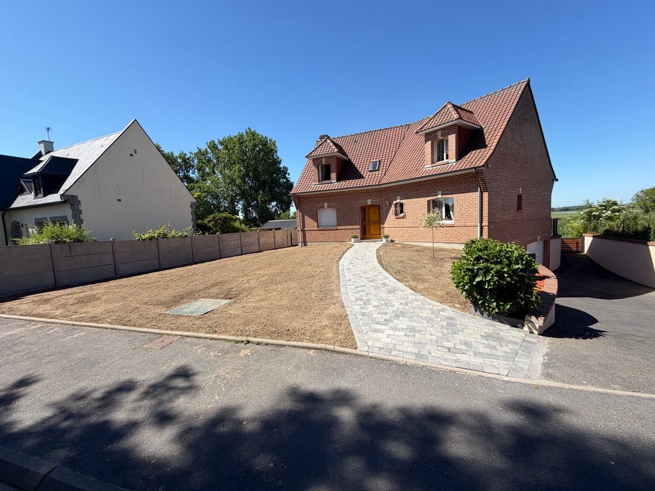 Chantier à Monchy-le-Preux – Pavage béton et semis de gazon – Hpaysage