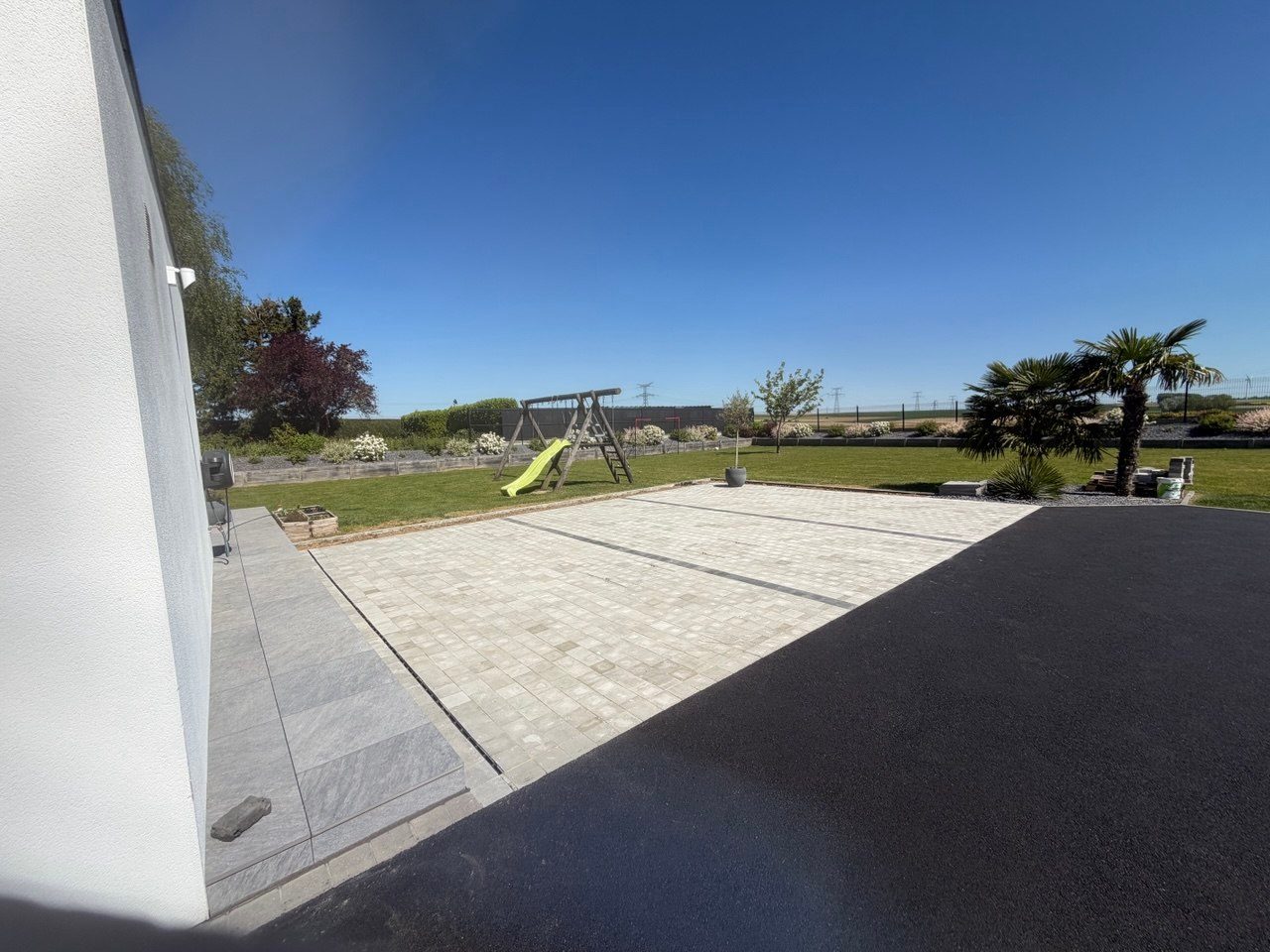 Chantier à Neuville-Vitasse – Pavage béton 70 m² et caniveau – Hpaysage