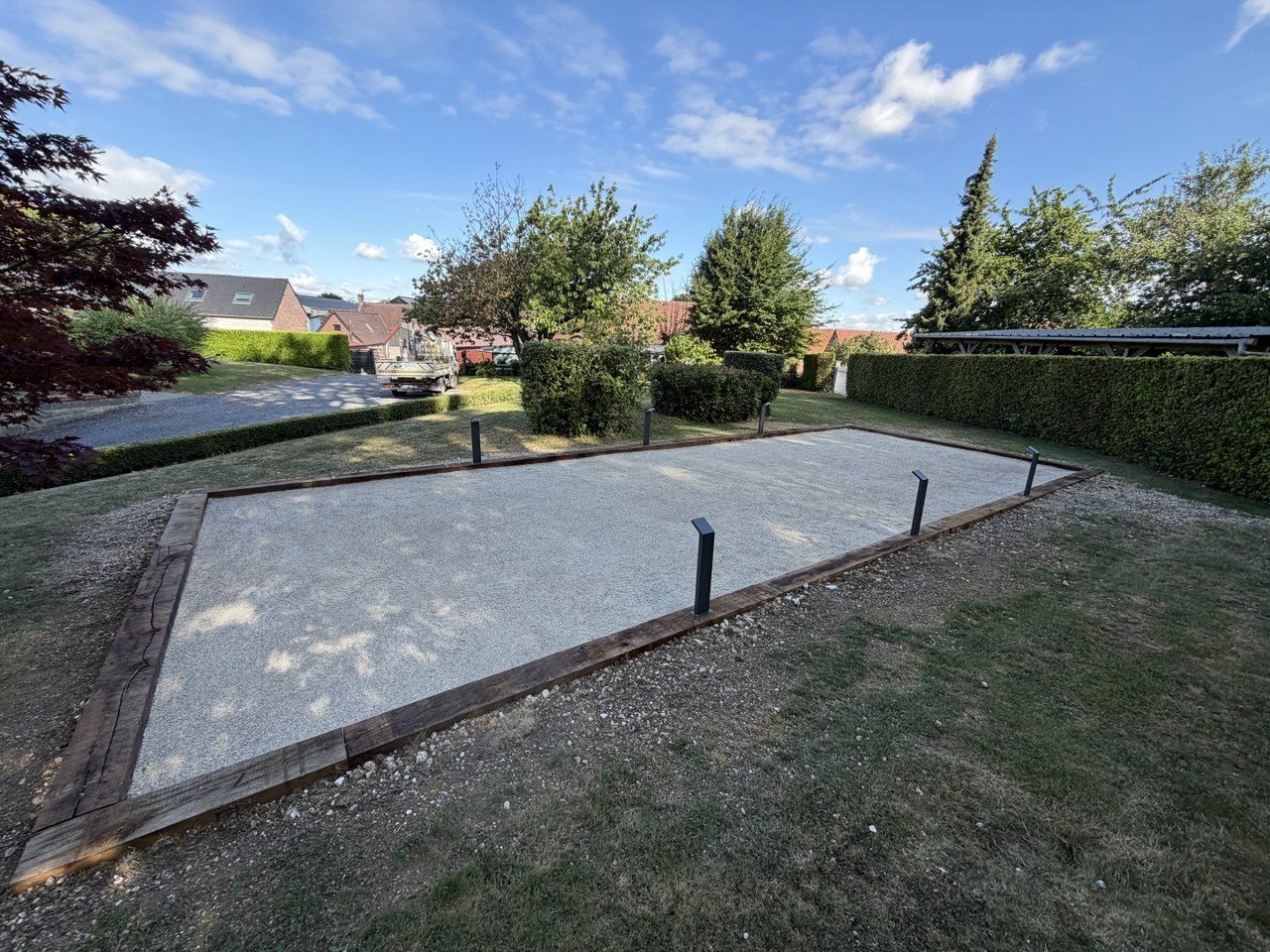Terrain de pétanque bordure traverses bois à Monchiet – Hpaysage