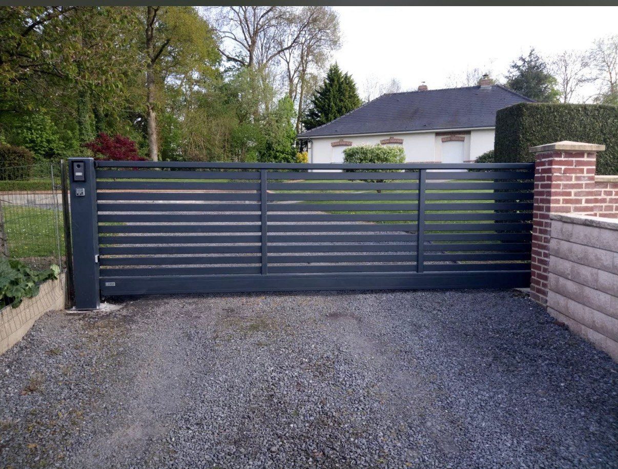 Portail coulissant aluminium motorisé Arras – Hpaysage