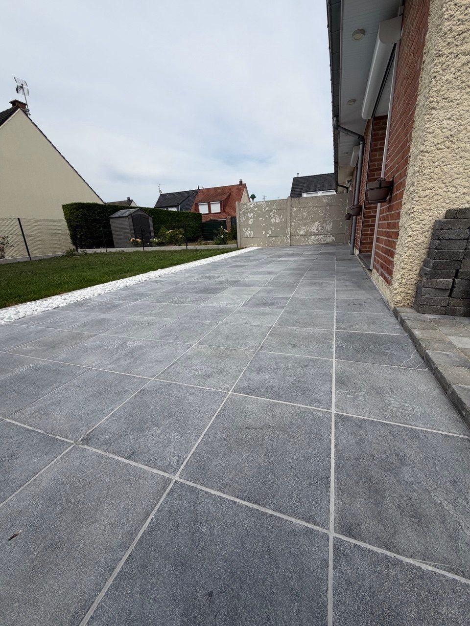 Frise de finition en pavé béton le long de la maison à Achicourt – Hpaysage