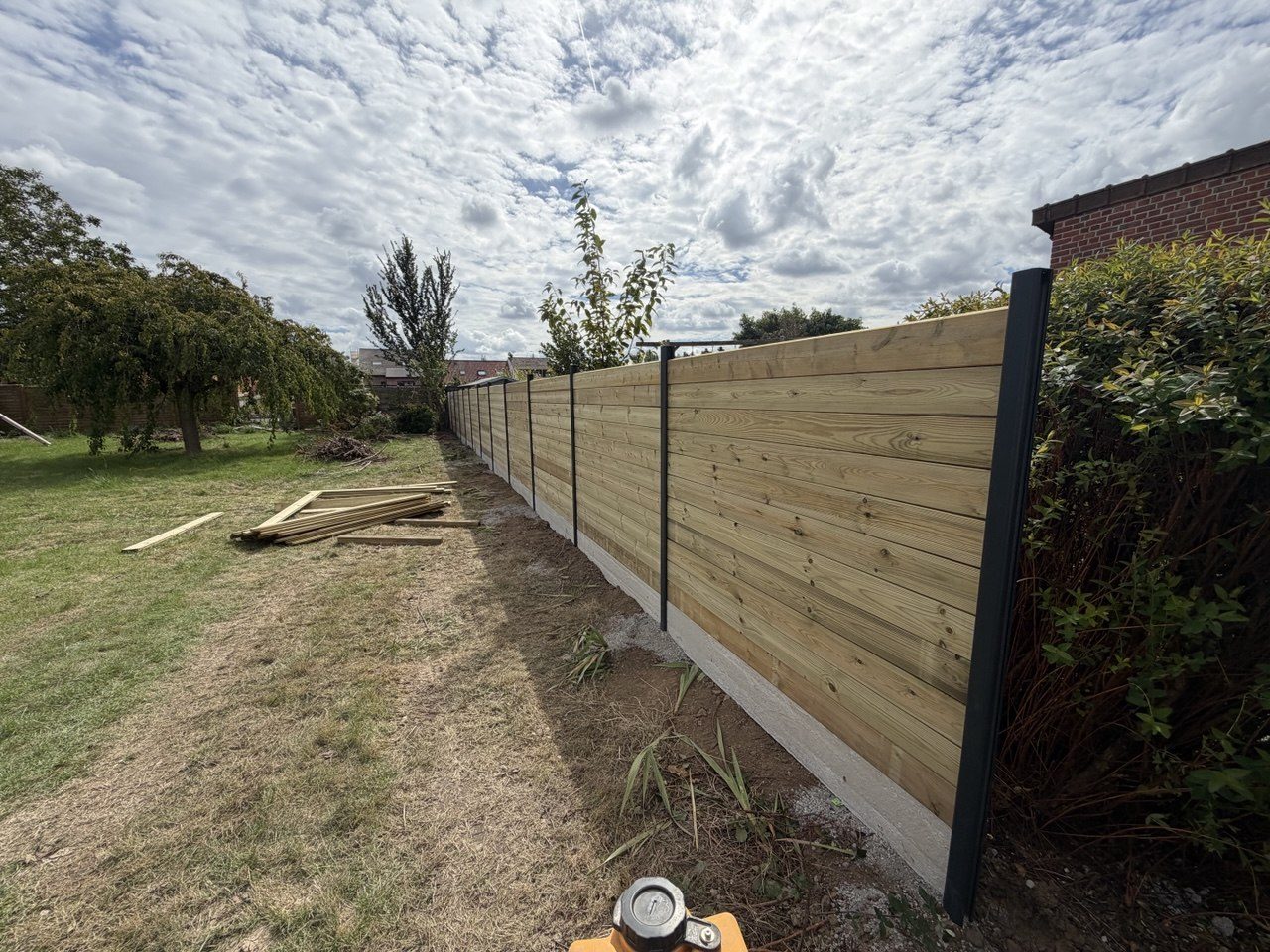 Détail de la clôture bois et de ses poteaux aluminium à Vitry-en-Artois – Hpaysage