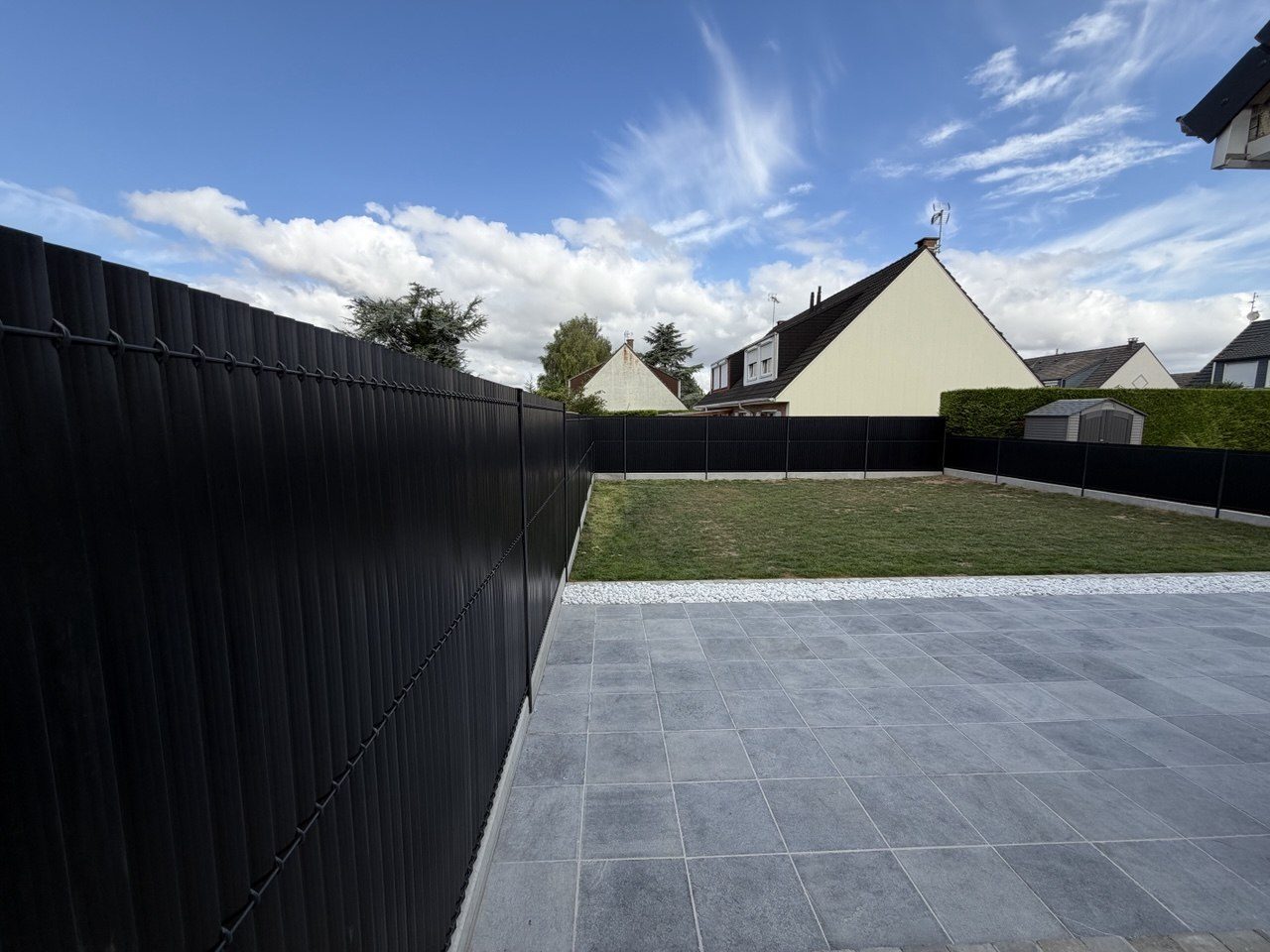 Terrasse dallage et clôture composite noire Arras – Hpaysage