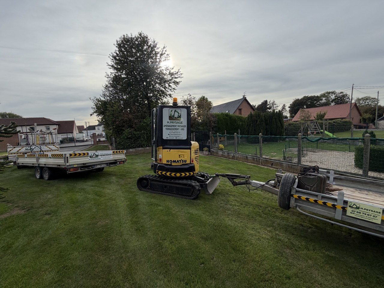 Mini-pelle Komatsu et remorques H.Paysage livrées sur site à Hauteville – Hpaysage