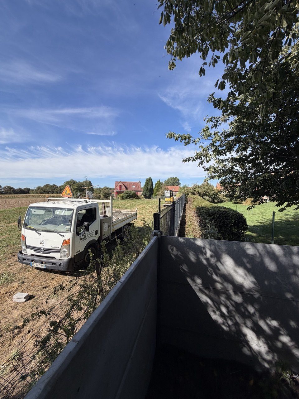 Camion et matériel Hpaysage sur le chantier de terrassement à Hauteville – Hpaysage